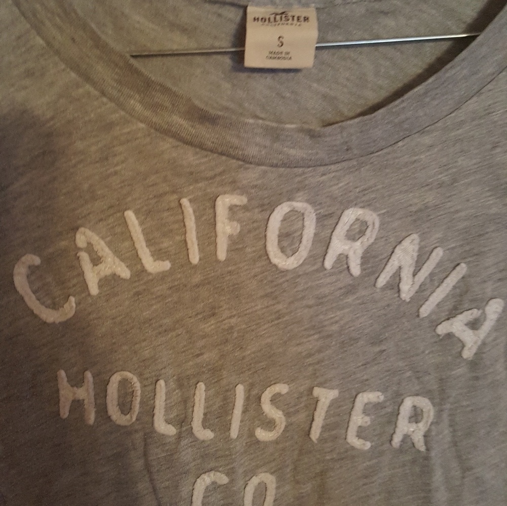 Small Hollister tee